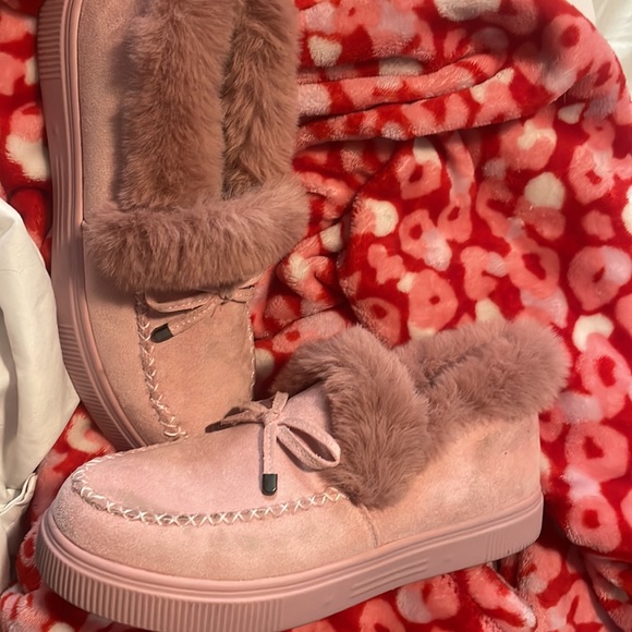 Cute fuzzy shoes size 9 - Picture 3 of 4